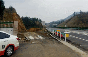 二級建造師考試知識點(diǎn)：無(wú)機結合料基層交通管制、層間處理及其他
