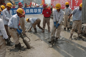 二級建造師考試知識點(diǎn)：水泥混凝土路面模板及混凝土施工